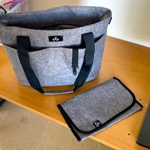 Tote diaper bag, lots of room, great condition. Removable changing pad.